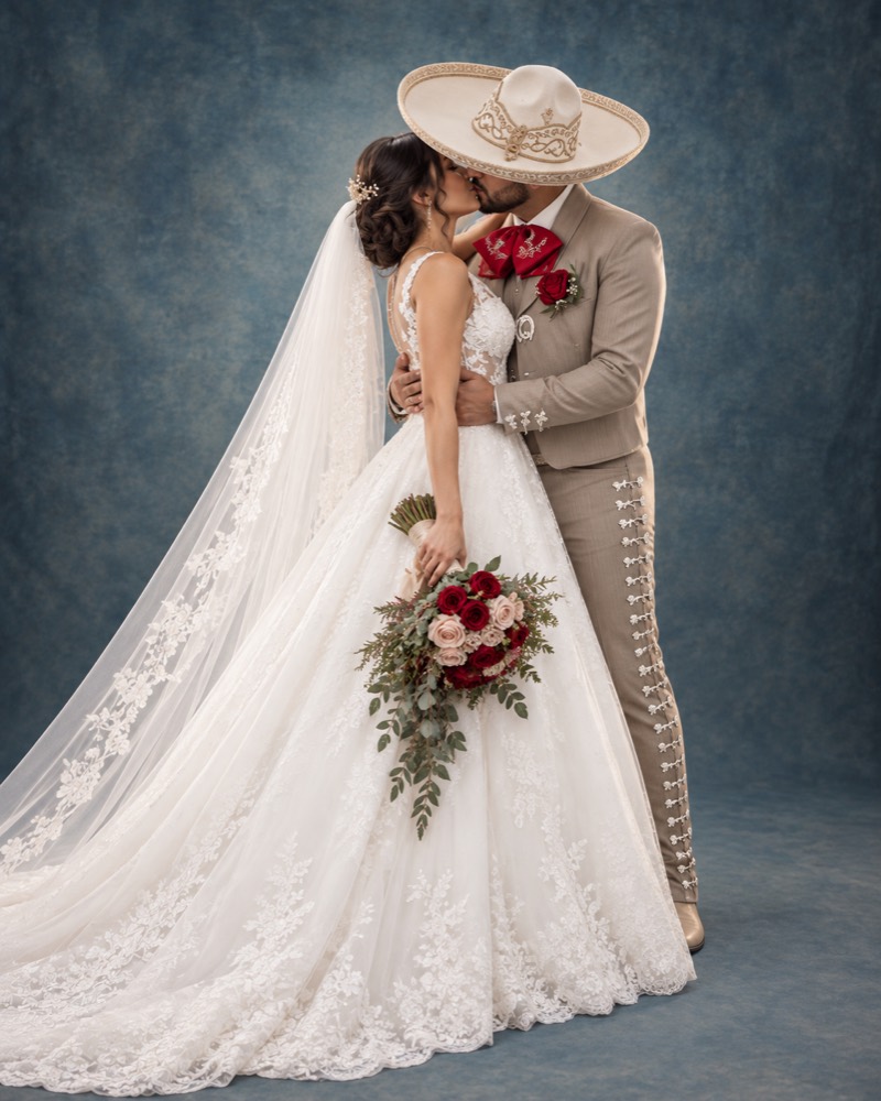 Sesión de estudio para bodas: novios con traje de charro y vestido blanco