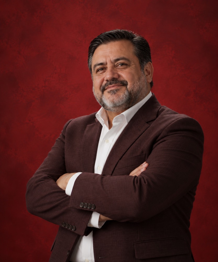 Retrato de un hombre para campaña política sobre fondo rojo