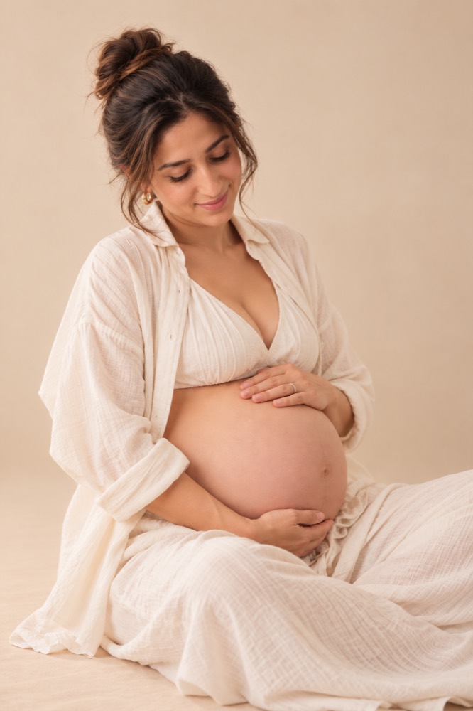 Retrato de estudio de una mujer embarazada