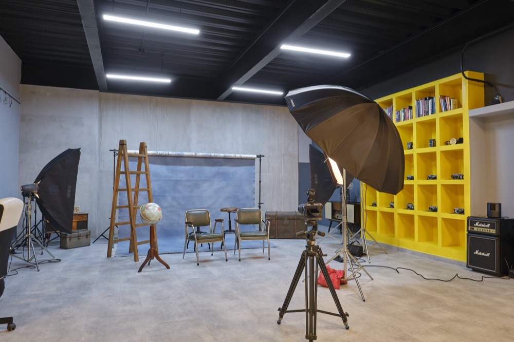 El estudio de The Portrait Atelier con fondos pintados, luces y cámaras