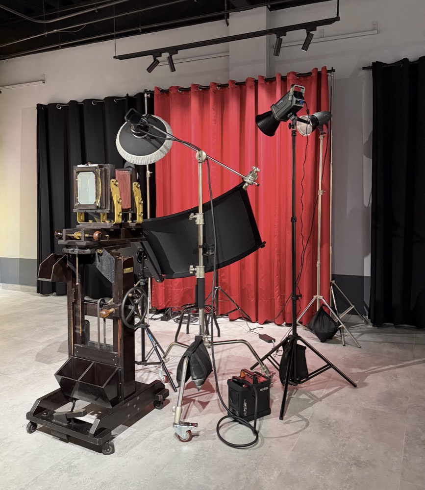 El set de Foto Alquímica: cámara de gran formato y luces frente a un telón rojo