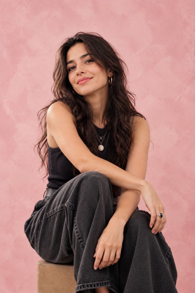 Retrato de marca personal de una emprendedora sobre fondo rosa