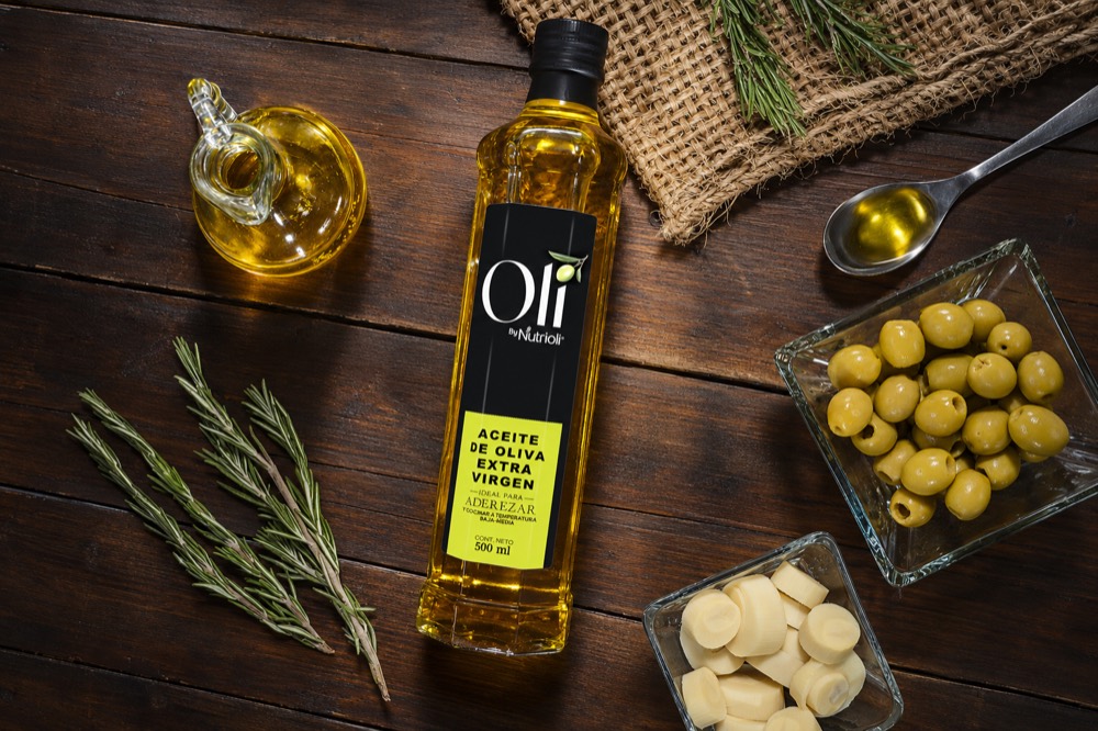 Bodegón de aceite de oliva con aceitunas y romero