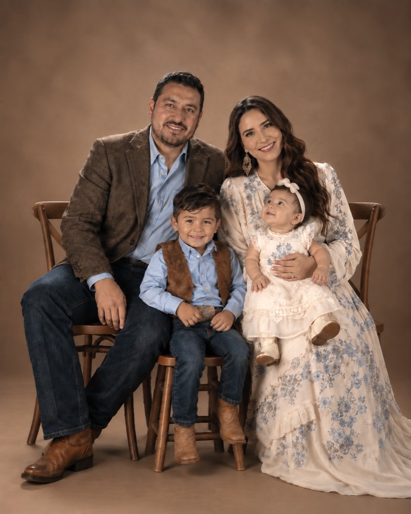 Familia de cuatro personas en estudio
