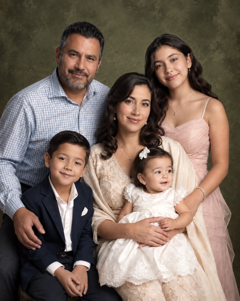 Retrato familiar de estudio con cinco integrantes