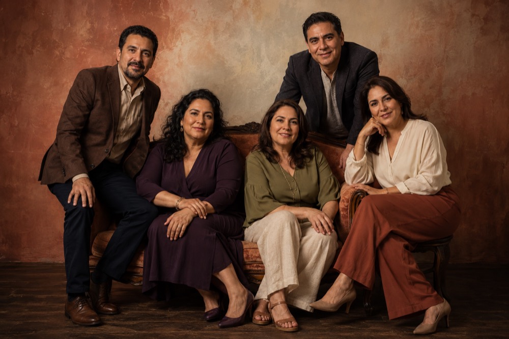 Grupo de cinco amigos retratado en estudio