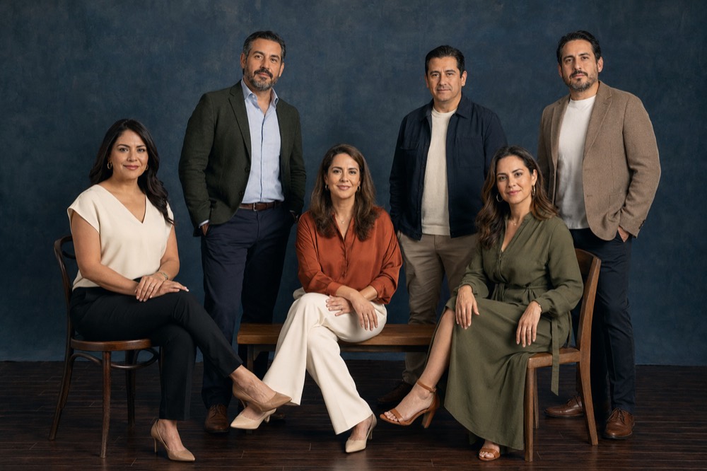 Equipo directivo de seis personas retratado en estudio