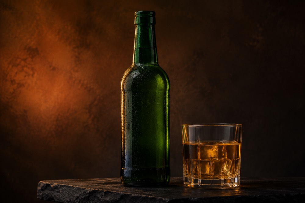 Bodegón de bebida con botella y vaso